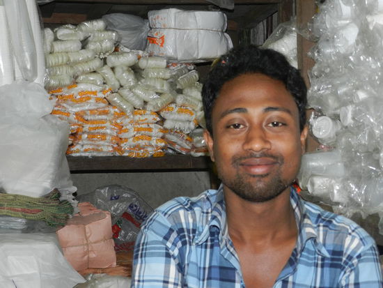 Dieser Reis- und Hülsenfruchthändler wollte unbedingt fotografiert werden.