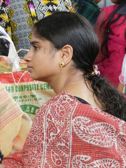 Gebannt schaut sie der Opferzeremonie im Tempel zu