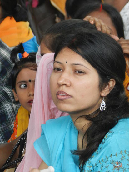 Abwesend oder konzentriert, wo mag sie mit ihren Gedanken sein?