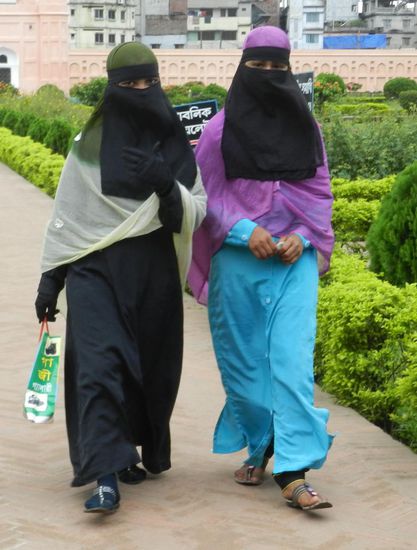 Im Park des Lalbaghforts trifft sich die Jugend, um ungestört Zeit miteinander zu verbringen. 88% der Menschen sind Moslems, etwa 8% Hindus.