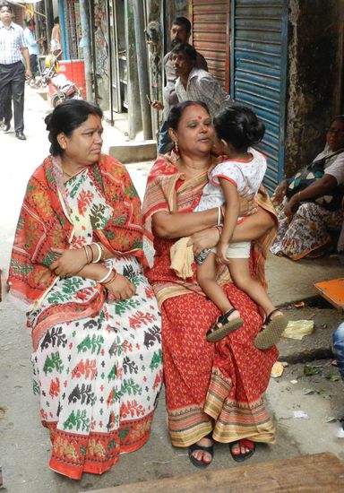 Hindufrauen vor einem kleinen Tempel