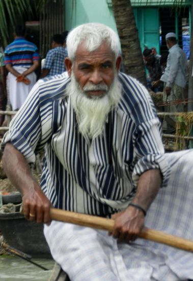 Ein Ruderer auf seinem Nachen