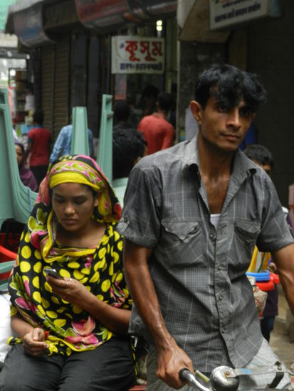 Fahrer und Passagier auf einem Lastenrikscha