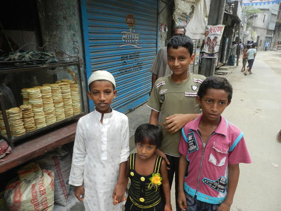 Kinder vor einem kleinen Bäckerladen