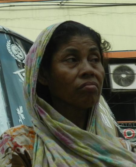 Sie schaut sich skeptisch den hektischen Straßenverkehr an, will sie doch die Straße überqueren