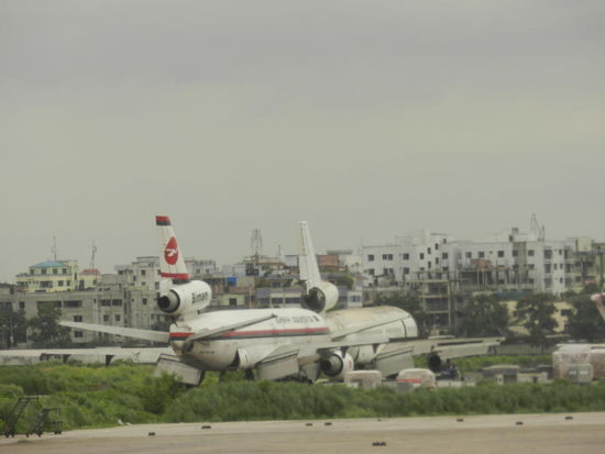 Auf dem Flughafen von Dhaka stehen zwei abgestellte Maschinen des Typs DC 10, aber eine fliegt noch.