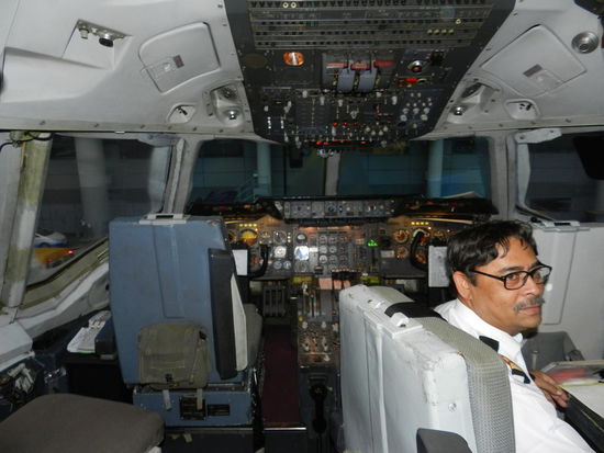 Ich durfte auch einen Blick in das Cockpit werfen; hier arbeitet sogar noch ein Flugingenieur als dritter Mann.