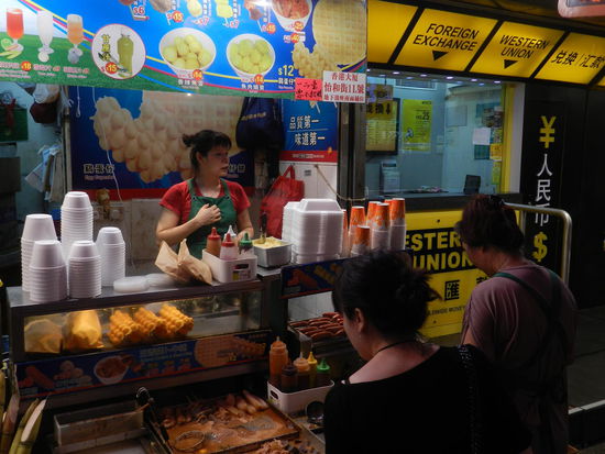 Rund um die Uhr kann man in den Straßenküchen etwas zu essen finden, mal mehr, mal weniger appetitlich angerichtet