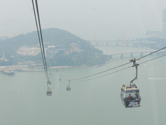 Von der Metrostation Tung Chung aus fährt eine Seilbahn auf den Ngong Ping mit der Buddhastatue
