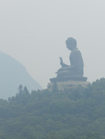 Schon von weitem ist der 34 m hohe Tian Tan Buddha zu erkennen