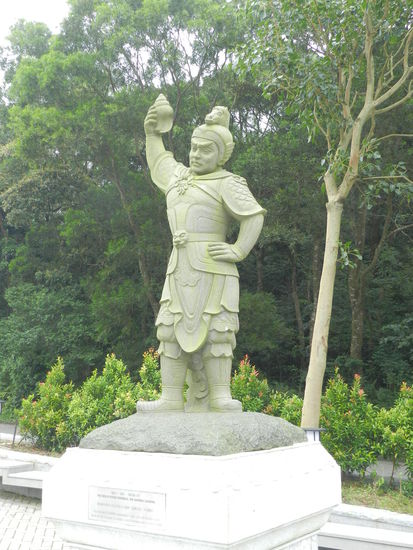 Auf dem Weg von der Seilbahnstation zum Buddha begleiten einen Statuen chinesischer Generäle.