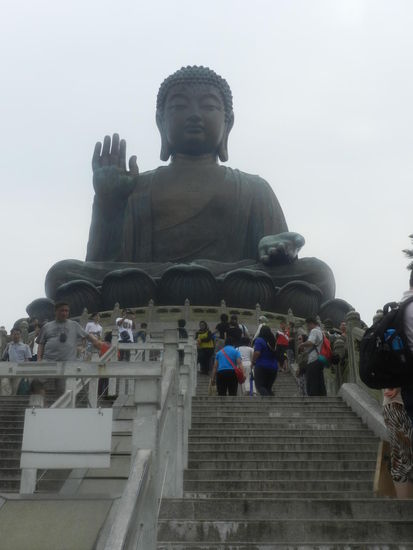 Es herrscht dichtes Gedränge rund um den Buddha aus Bronze, der zu den 5 größten Buddhafiguren Chinas zählt und der größte sitzende Buddha ist