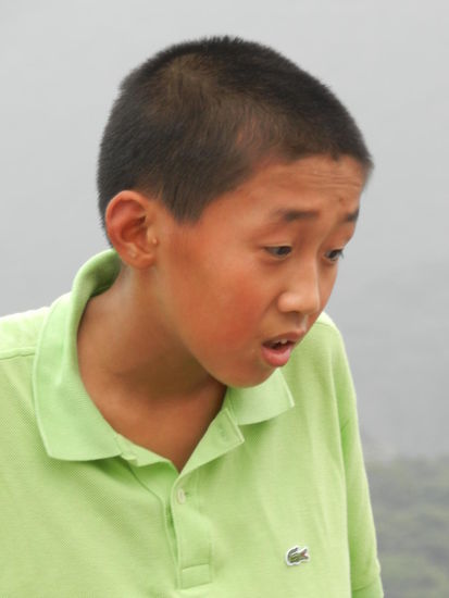 Er staunt über die vielen Menschen rund um den Buddha