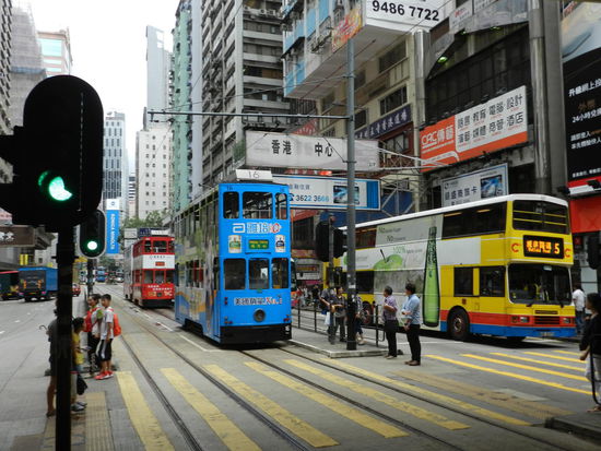 Hier noch einmal ein Straßenbild aus Hongkongisland mit den typischen doppelstöckigen Trams und Bussen
