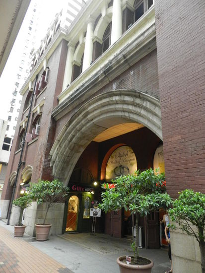 Der Western-Market wurde umfassend restauriert und enthält heute viele Boutiquen und Restaurants, aber auch ein ganzes Stockwerk voller Stoffhändler