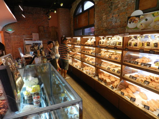 ... und im Erdgeschoss gibt es einen deutschen Bäcker. Dieser hatte sogar echte deutsche Brötchen, schön knackige, meine ersten seit 3 Monaten