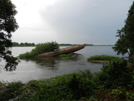 Blick aus dem AFEX-Camp in Juba auf ein Wrack im weißen Nil