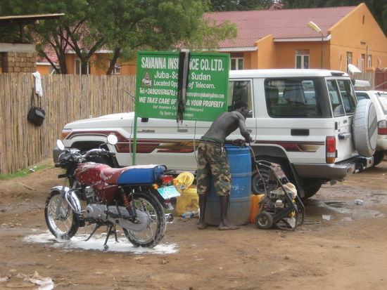 Es muss ein einträgliches Geschäft sein: Car-wash´s, die aber meistens Moppeds säuberten. Es gibt sie in Massen.