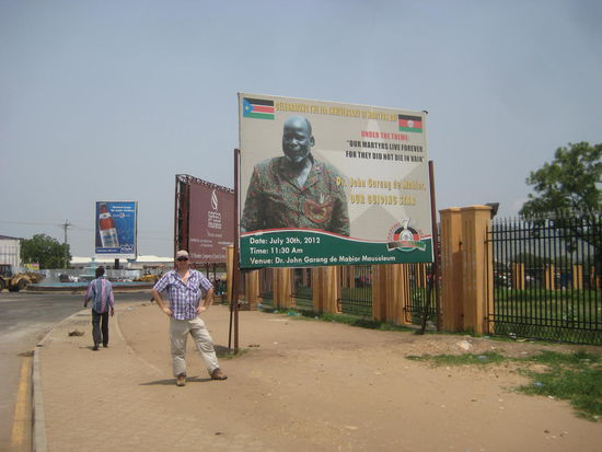 Der erste Präsident Südsudans wird auf einer Paradestraße gewürdigt. Hier steht auch sein Denkmal und das Mausoleum.