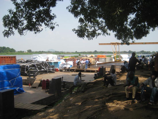Viel Gewusel herrscht am provisorischen Nilhafen.