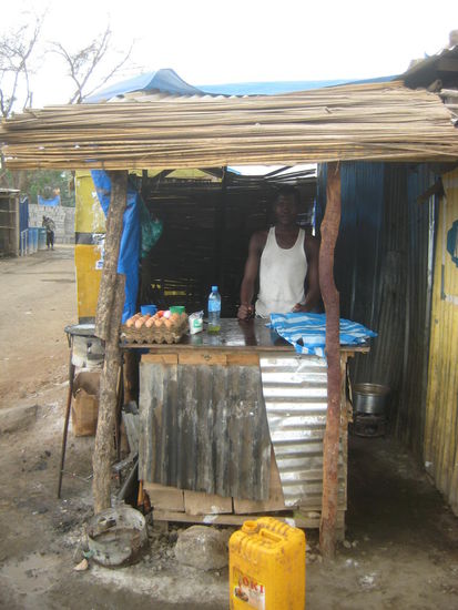 Unglaublich, was in diesen Hütten alles verkauft wird. Beliebt sind Handyshops, in denen repariert und Telefonkarten verkauft werden.