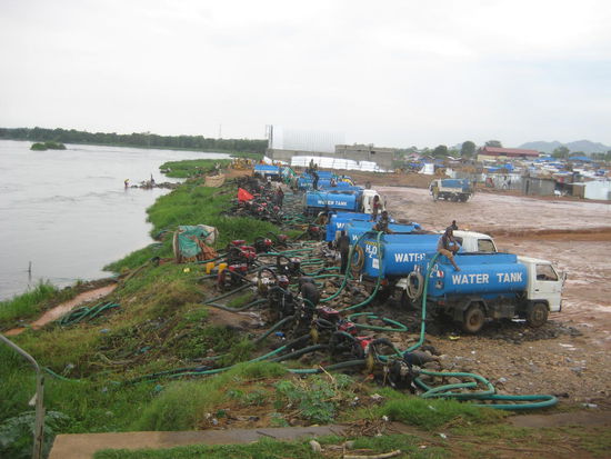 Blick von der einzigen Brücke über den weißen Nil auf die Wasserentnahmestelle, mit der über Tankwagen die Stadt mit Wasser versorgt wird; ungeklärt.