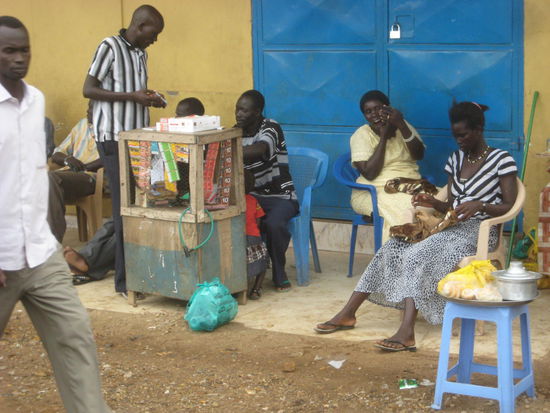 Buntes Treiben auf dem Konyakonyamarkt.