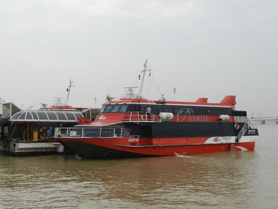 Mit diesen Jetfoilbooten ist man in ca. 55 Min von Hongkong nach Macau unterwegs. Sehr komfortabel, selbst bei Seegang liegen die Boote dank ihrer Tragflächentechnik glatt auf der See.