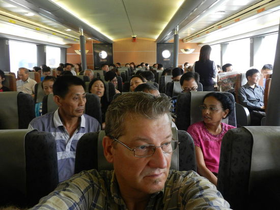 Bequem, luftig und mit gutem Service vergeht die Zeit auf dem Schiff flott