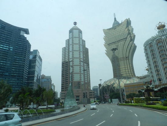 Mit dem Linienbus geht es durch das neue Macau mit seinen vielen Spielcasinos Richtung altes Zentrum