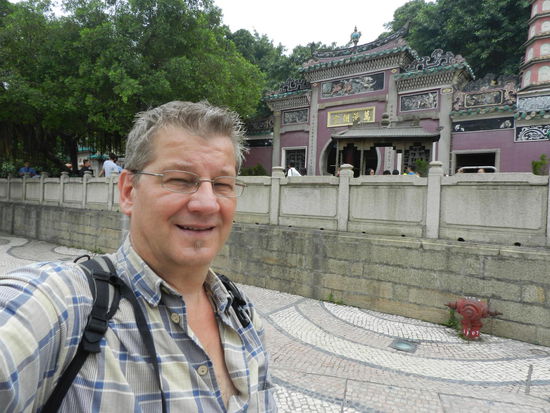 Vor dem A-Ma-Tempel am Platz der Pagode von Barra