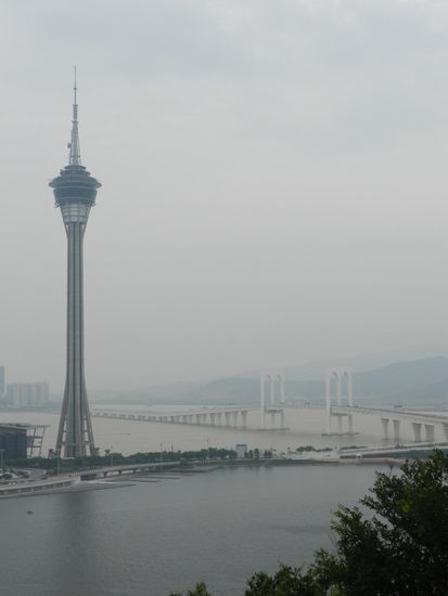 Der Macaotower und die Brücke, die Macau-Hauptinsel mit Taipa verbindet.