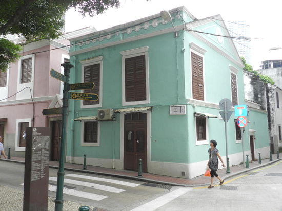 Hinter dieser eher unscheinbaren Fassade befindet sich der relativ große Komplex des Mandarin-Hauses