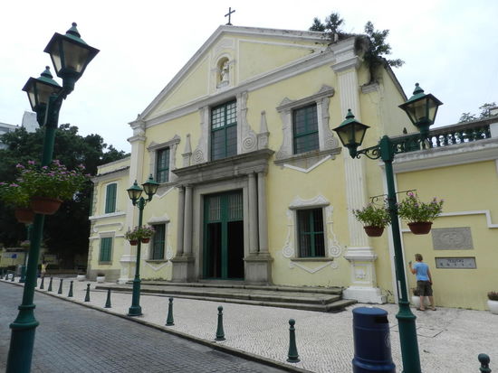 Die Augustinerkirche mit dem dahinter liegenden Seminar