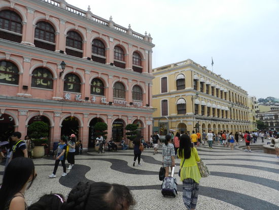 Schöne, mehrstöckige Gebäude aus der kolonialen Zeit befinden sich auf allen Seiten des Platzes