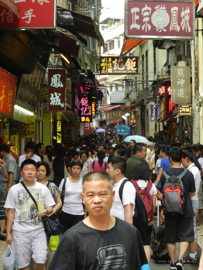 Immer dichter werden die Touristenströme in den Altstadtgassen