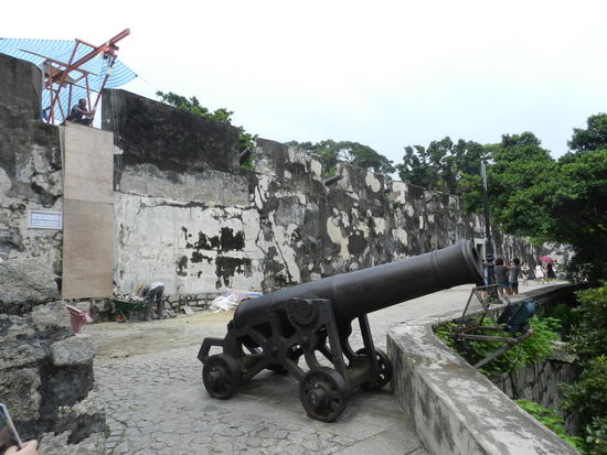 Auf dem Festungsberg stehen alte Kanonen; hier befindet sich auch das "Macau-Museum"