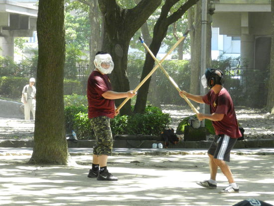 Frühsport im Park, ob Schattenboxen, Stockschlagen oder gar mit einer Lanze, hier gibt es Körperertüchtigung. Man kann sogar einen Trainer anheuern, meistens fitte Rentner
