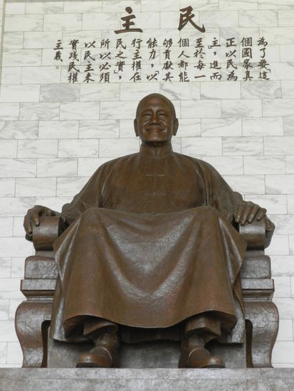 Hier trohnt er, Chiang-Kai-Check, der bis 1975 regierte