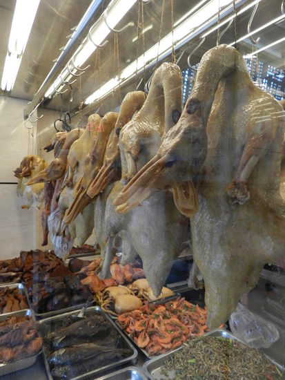 Als ich mich nach dem Memorialbesuch verlief, kam ich in etwas verwinkelten Ecken vorbei, in denen viele Lokale für Einheimische waren. Enten werden mit Haut und Haaren, bzw. besser mit Schnabel und Füßen, gebacken...