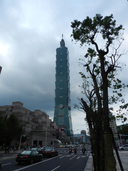 Den Taipeh 101, einst höchstes Gebäude der Welt, kann man schon von weitem sehen.