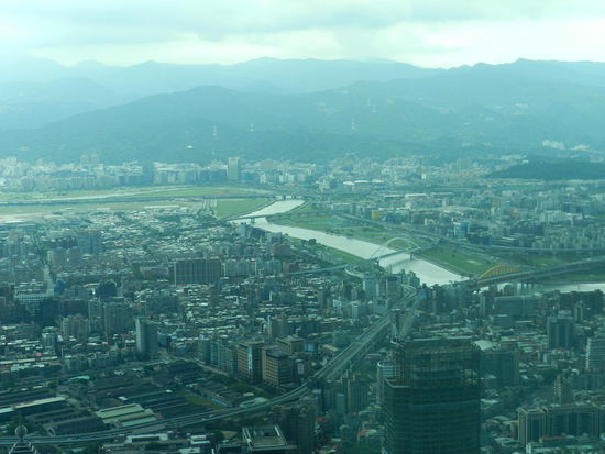 Silbern glänzten die Flüsse Taipehs von hier oben