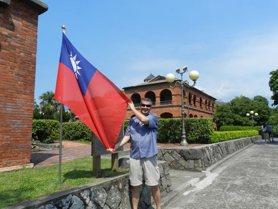 Wenn ich mal kein selfie machen möchte, frage ich eigentlich immer schon Menschen mit einer professionell aussehenden Kameraausstattung. Das ist aber keine Garantie für vernünftige Fotos! Warum der Himmel schöner sein soll, als meine abgeschnittenen Füße, erschließt sich mir nicht. Das hier ist übrigens das Fort San Domingo und der ehemalige Sitz des britischen Konsuls