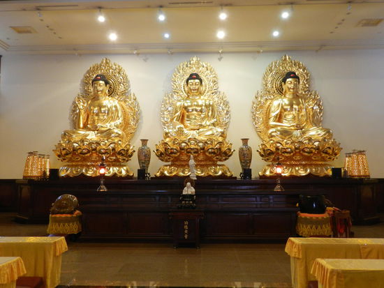 Äußerlich wirkt der Shandaotempel wenig ansprechend, innen hat er diese Figuren zu bieten.