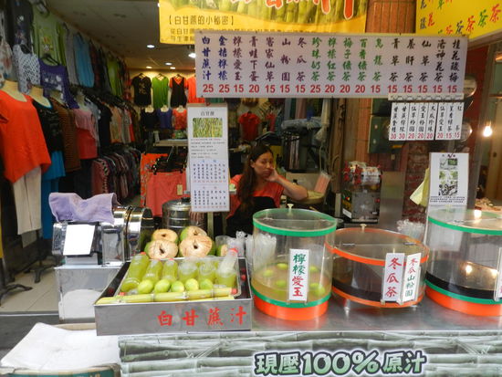 Im Umfeld des Langshontempels gibt es viele kleine Gassen, in denen das Leben brummt