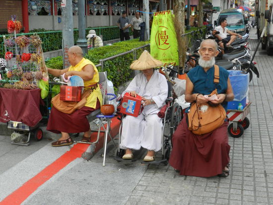 Bettelmönche vor dem Tempel