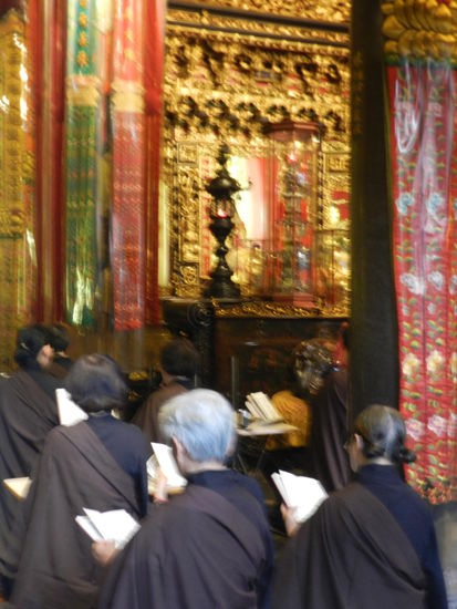 Berührend empfand ich den monotonen Singsang der Mönche und der Besucher