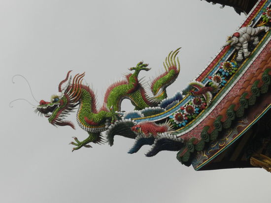 Bunte Drachenfiguren zieren das Tempeldach