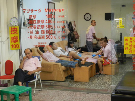 Fussmassagen entspannen nach den langen Märschen über den Nachtmarkt und so sind die Salons immer gut besucht