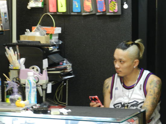 Lustiger Vogel hinter dem Verkaufstresen